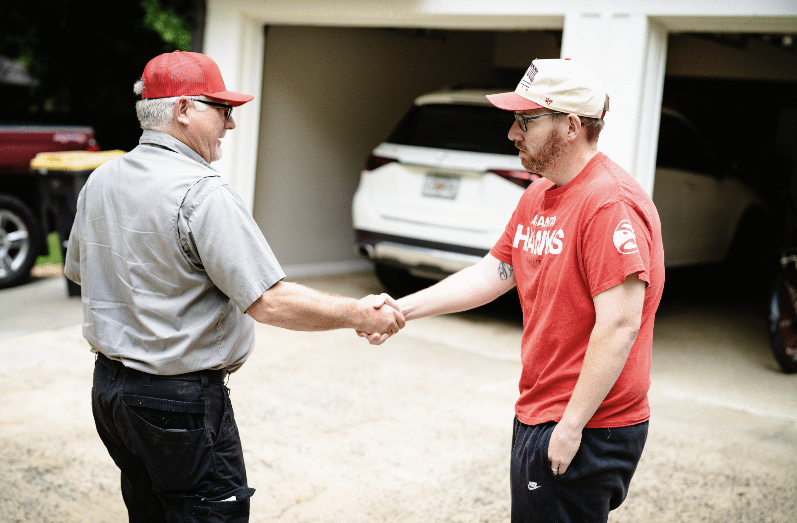 delta employee shaking hands with customer 1 scaled